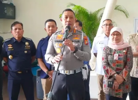 Direktur Lalu Lintas Polda Metro Jaya Kombes Komarudin menggelar rapat koordinasi lintas sektoral yang digelar di Ruang VVIP Terminal Penumpang Nusantara Pura, Kamis, 26 Maret 2026. (Sumber: Dok. Polda Metro Jaya)