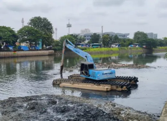 Sebuah ekskavator saat melakukan pengerukan pada berbagai infrastruktur pengendali banjir, seperti sungai, kali, serta waduk, situ, dan embung. (Sumber: Dok. Pemprov DKI)