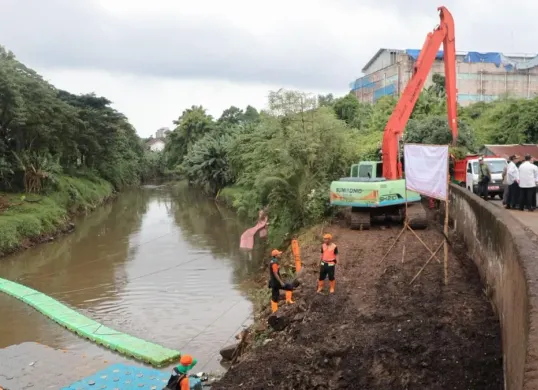 Ekskavator DLH Jakarta saat membersihkan sampah di TPS Tanah Kusir, Jakarta Selatan, Jumat, 27 Maret 2026. (Sumber: Dok. Pemprov DKI)