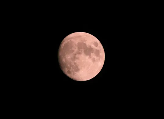 Ilustrasi. Fenomena Pink Moon akan terjadi awal April 2026. Simak waktu terbaik melihat dari Indonesia. (Sumber: Pexels/Fatih Doğrul)