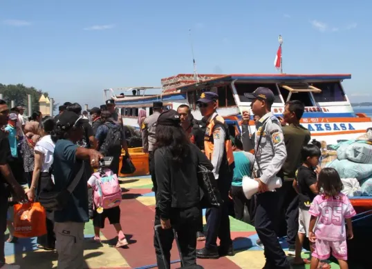 Pengunjung wisatawan saat tiba di Kepulauan Seribu. (Sumber: Dok. Kominfotik Kepulauan Seribu)