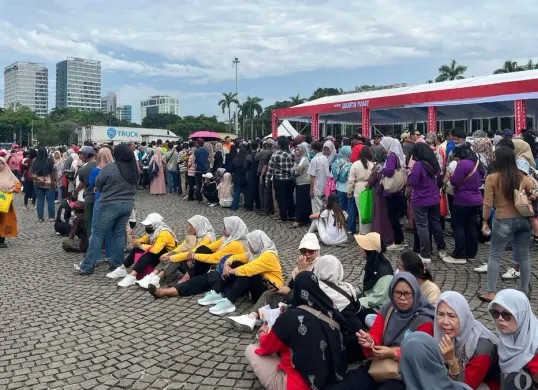 Warga menyerbu kawasan Monas untuk menukar kupon sembako gratis pada Sabtu, 28 Maret 2026. (Sumber: Poskota/Pandi Ramedhan)