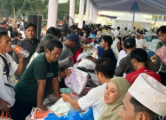 Masyarakat menyerbu pembagian sembako gratis dan pasar murah di kawasan Monas, Jakarta Pusat, Sabtu, 28 Maret 2026. (Sumber: Poskota/Pandi Ramedhan)