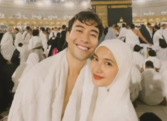 Momen Vidi Aldiano saat menjalani ibadah umrah bersama sang istri, menjadi kenangan sekaligus bukti niatnya untuk menunaikan haji. (Sumber: Instagram/@vidialdiano)