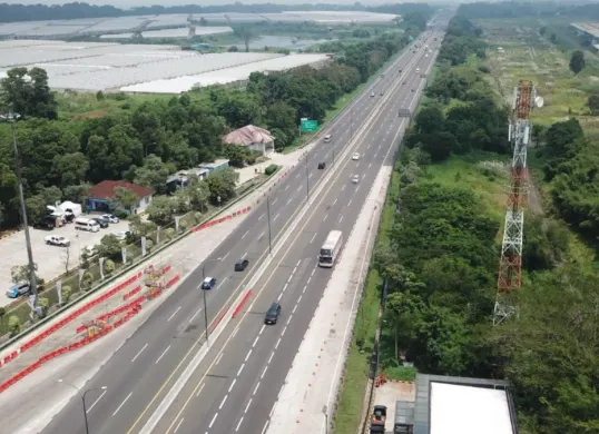 PT Jasamarga Transjawa Tol (JTT) bersama pihak Kepolisian resmi menghentikan rekayasa lalu lintas contraflow dari KM 70 hingga KM 47 arah Jakarta. (Sumber: JTT)