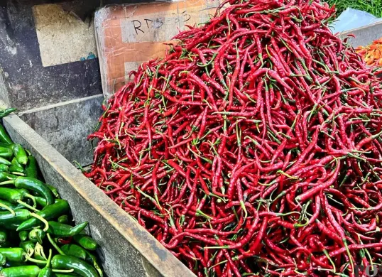 Situasi Pasar Senen, Jakarta Pusat yang ramai dikunjungi pembeli, Minggu, 29 Maret 2026. (Sumber: Poskota/M Tegar Jihad)