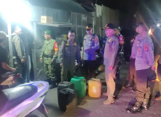 Petugas gabungan mengamankan 5 jeriken tuak di salah satu lapo tuak di Kecamatan Kibin. (Sumber: Dok. Polsek Cikande)