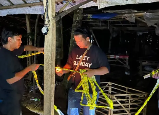 Tim Resmob memasang garis polisi di lokasi sabung ayam di Kecamatan Walantaka, Kota Serang. (Sumber: Dok. Bidhumas Polda Banten)