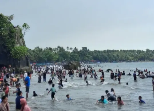 Ribuan wisatawan saat berlibur di salah satu pantai di Carita, Pandeglang. (Sumber: Balawista)
