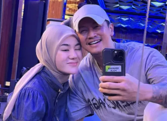 Identitas sosok selingkuhan Alexander Assad, suami Clara Shinta ramai diburu warganet. (Sumber: Instagram/@i_am_lxa)