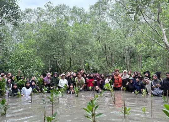 Kolaborasi Telkom dan AYS Indonesia dalam kegiatan konservasi bekantan dan penanaman mangrove di Tarakan, Kalimantan Utara beberapa waktu lalu. (Sumber: Dok. Telkom)