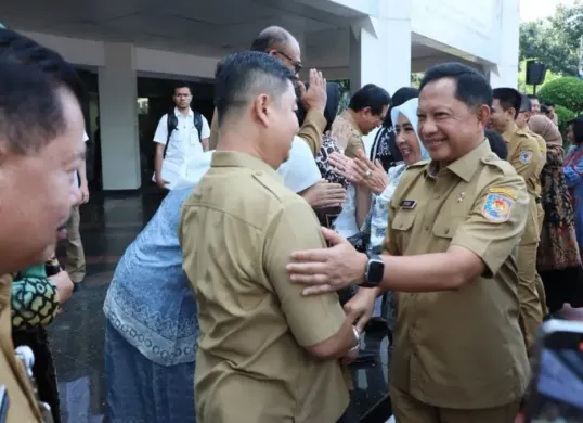 Mendagri Tito Karnavian saat kegiatan halalbihalal di Plaza Gedung A, Kantor Pusat Kemendagri, Jakarta, Senin, 30 Maret 2026. (Sumber: Dok. Kemendagri)