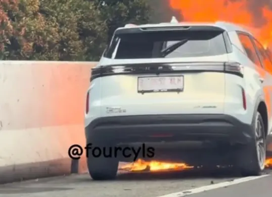 Detik-detik Chery Tiggo Cross CSH terbakar di Tol Jagorawi, Senin, 31 Maret 2026. (Sumber: Tiktok/ Fourcyls)