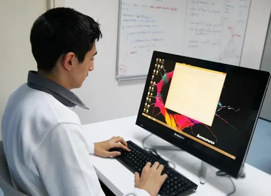 Ilustrasi orang mengecek pengumuman SNBP 2026 yang diakses siswa untuk melihat hasil seleksi masuk perguruan tinggi negeri. (Sumber: Pinterest)