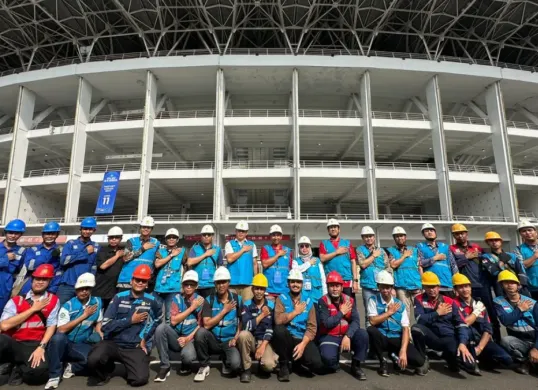Tim PLN berfoto bersama di depan Stadion Utama GBK sebagai tim di balik layar yang memastikan keandalan pasokan listrik tanpa kedip pada pertandingan final FIFA Series 2026. (Sumber: PLN UID Jakarta Raya)