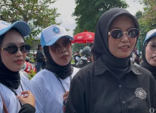 Buruh wanita asal Cirebon datang ke Monas, Jakarta Pusat, untuk memperingati May Day atau Hari Buruh, Jumat, 1 Mei 2026. (Sumber: Poskota/Pandi Ramedhan)