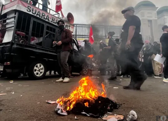 Massa buruh yang menyampaikan aspirasi di depan Gedung DPR/MPR RI, Jakarta Pusat, pada perayaan May Day 2026, Jumat, 1 Mei 2026. (Sumber: Poskota/Pandi Ramedhan)