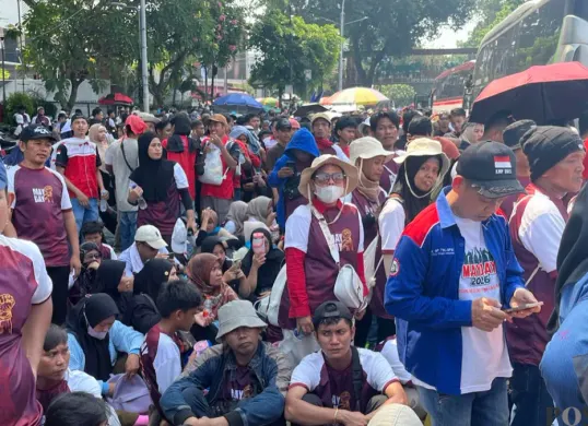 Ribuan massa buruh peringati May Day di kawasan Monas, Jakarta Pusat, masih bertahan, Jumat, 1 Mei 2026. (Sumber: Poskota/Pandi Ramedhan)