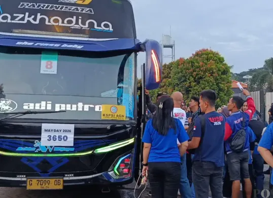 Massa buruh asal Kabupaten Tangerang berangkat menuju Monas untuk peringati May Day 2026 pada Jumat, 1 Mei 2026. (Sumber: Poskota/Veronica)