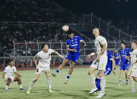 Persib Bandung berhadapan dengan Bhayangkara FC di Stadion Sumpah Pemuda Bandar Lampung, Kamis, 30 April 2026. (Sumber: Dok. Persib)