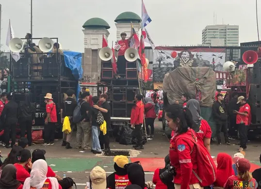 Penyampaian aspirasi oleh massa buruh pada peringatan May Day 2026 di depan Gedung DPR/MPR RI, Jakarta Pusat, Jumat, 1 Mei 2026. (Sumber: Poskota/Pandi Ramedhan)