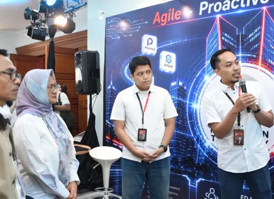 Direktur Utama Telkom Dian Siswarini (kedua dari kiri) dan Direktur IT Digital Telkom Faizal Rochmad Djoemadi (paling kiri) meninjau langsung kesiapan teknologi yang dikembangkan oleh ekosistem AI TelkomGroup. (Sumber: Telkom)