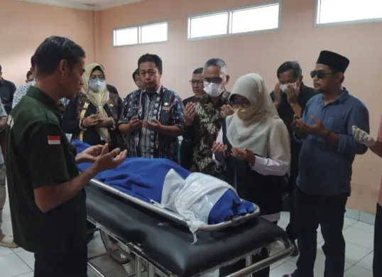 Bupati Pandeglang dan jajarannya saat menjenguk korban laka lantas yang melibatkan pejabat Pemkab Pandeglang di RSUD Berkah Pandeglang. (Sumber: Setda Pandeglang)