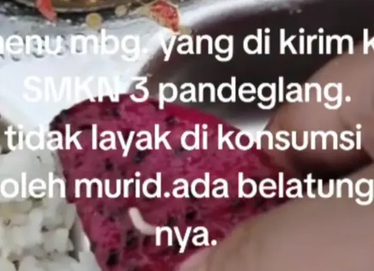 Tangkapan layar video yang memperlihatkan ada belatung di menu Makan Bergizi Gratis (MBG) yang diberikan kepada siswa di Pandeglang. (Sumber: Istimewa)