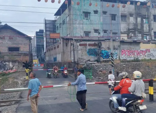 Kereta Api Indonesia akhirnya memasang palang pintu sementara di perlintasan sebidang JPL 86 yang berada di Jalan Ampera, dekat Stasiun Bekasi Timur, Kota Bekasi. (Sumber: KAI)