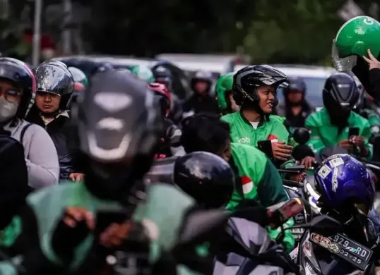 Aktivitas sejumlah pengendara ojek online (Ojol) menunggu penumpang di kawasan Pancoran, Jakarta Selatan. (Sumber: Poskota)