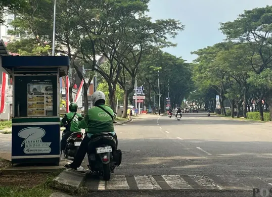 Sejumlah driver ojol saat istirahat sejenak di pinggir jalan Jakarta Garden City (JGC), Jakarta Timur, Sabtu, 2 Mei 2026. (Sumber: Poskota/M Tegar Jihad)