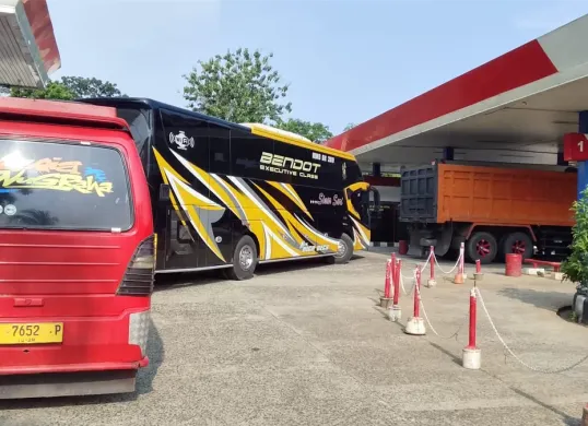 Antrean kendaraan pembeli solar di salah sebuah SPBU di Kabupaten Lebak. (Sumber: Dok. Warga)