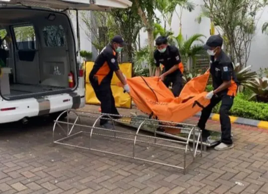 Jenazah wanita tewas terjaduh dari lantai 36 Apartemen The Crest West Vista Puri di Jalan Outer Ring Road, Duri Kosambi, Cengkareng, Jakarta Barat, Sabtu, 2 Mei 2026. (Sumber: Dok. Istimewa)