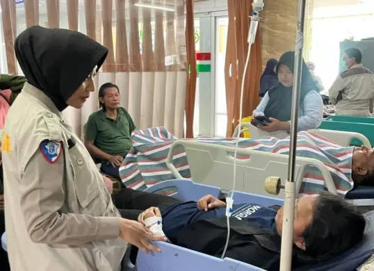 Korban tabrakan KRL vs KA Argo Bromo Anggrek di Stasiun Bekasi Timur, terbaring di rumah sakit. (Sumber: Dok. Polda Metro Jaya)