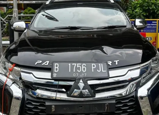 Aparat Kepolisian menyita mobil Mitsubishi Pajero dikemudikan oleh pelaku menabrak pedagang buah korban bernama Kamilin Azzarngi 62 tahun di kawasan Duren Sawit, Jakarta Timur. (Sumber: Istimewa)