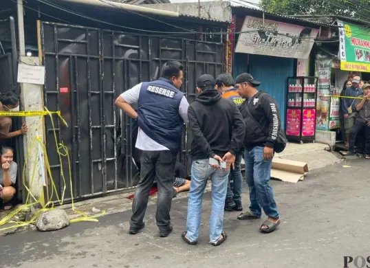 Seorang pria tewas bersimbah darah seusai dibacok seseorang di kawasan Kapuk, Cengkareng, Jakarta Barat, Senin, 4 Mei 2026. (Sumber: Poskota/Pandi Ramedhan)