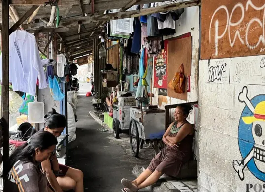 Titin dan Sumiyati saat berbincang di kawasan rumahnya di Tanah Tinggi, Jakarta Pusat, Senin, 4 Mei 2026. (Sumber: Poskota/M. Tegar Jihad)