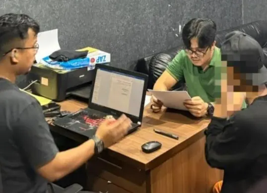 Tersangka AP (kanan) didampingi penasehat hukum di ruang Unit Satresnarkoba Polres Serang. (Sumber: Satresnarkoba Polres Serang)