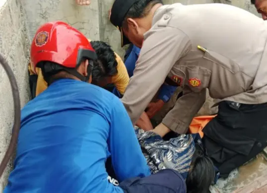 Petugas Reskrim Polsek Cinere bersama petugas Damkar mengevakuasi jasad korban yang tewas tersengat listrik usai membenarkan toren air. (Sumber: Polsek Cinere)