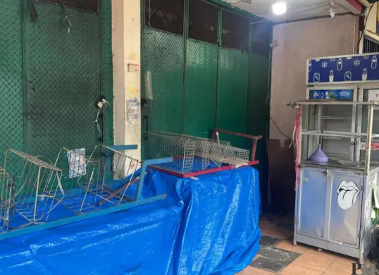 Kondisi warung kelontong yang sempat dirusak oleh anggota TNI yang tidak terima diminta uang administrasi pembayaran QRIS, di Kemayoran, Jakarta Pusat, Selasa, 5 April 2026. (Sumber: Poskota/ Ali Mansur)