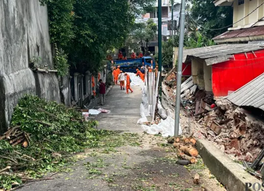 Kondisi bangunan tembok sekolah SD Negeri Tebet Barat 08, Jakarta Selatan, yang roboh saat hujan deras, Selasa, 5 Mei 2026. (Sumber: Poskota/Pandi Ramedhan)
