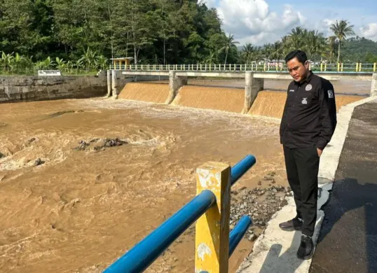Anggota DPRD Jabar, Abdul Karim saat meninjau saluran irigasi Cipadang Cibelang di Kecamatan Warung Kondang, Kabupaten Cianjur, Jawa Barat. (Sumber: Dok. Istimewa)