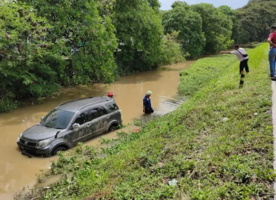 Sebuah minibus Toyota Rush nyemplung ke sungai di Jalan Perimeter Selatan, kawasan Bandara Soekarno-Hatta, Tangerang, Banten, Selasa, 5 Mei 2026 sekitar pukul 11.00 WIB. (Sumber: Polda Metro Jaya)