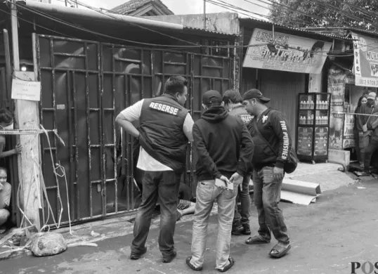 Seorang pria tewas bersimbah darah usai dibacok seseorang di kawasan Kapuk, Cengkareng, Jakarta Barat, pada Senin, 4 Mei 2026 siang. (Sumber: Poskota/Pandi Ramedhan)