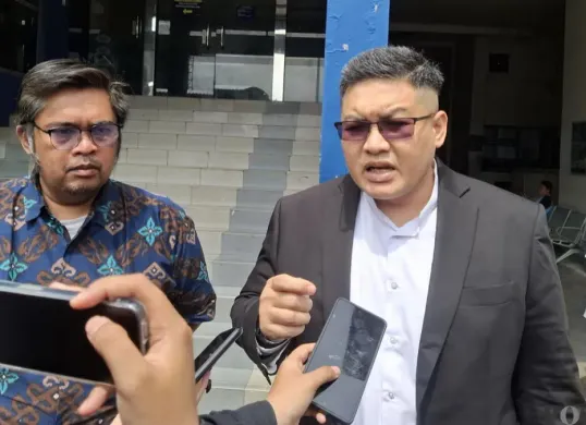 Kuasa hukum nasabah atas nama Fikri, Yuko Amran melaporkan salah satu bank pelat merah ke Polda Metro Jaya, Jakarta Selatan, Selasa, 5 Mei 2026. (Sumber: Poskota/Ali Mansur)