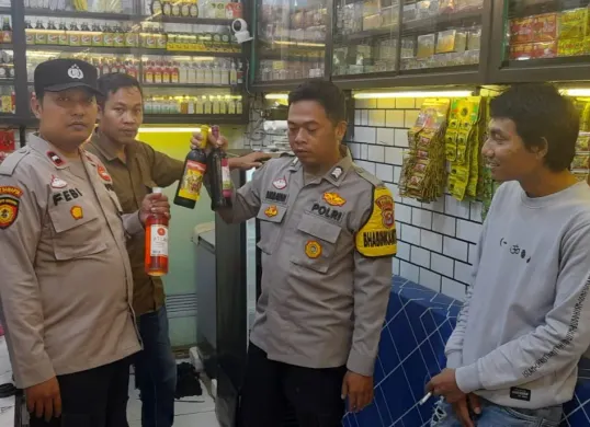 Petugas Polsek Cikeusal menyita minuman keras dari kios jamu dalam operasi pekat di wilayah Kabupaten Serang, Senin, 4 Mei 2026. (Sumber: Dok. Istimewa)