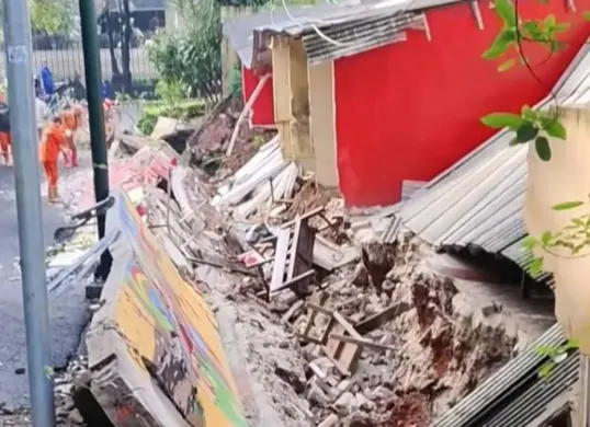 Tembok belakang SDN Tebet Barat 08, Jakarta Selatan, roboh seusai diguyur hujan deras, Senin, 4 Mei 2026. (Sumber: Dok. Istimewa)
