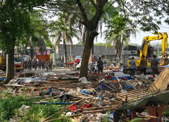 Situasi penertiban bangunan liar di wilayah Desa Sukamantri, Kecamatan Pasar Kemis, Kabupaten Tangerang. (Sumber: Poskota/Veronica)