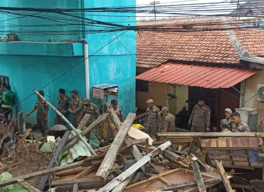 Satpol PP Kota Depok membongkar bangunan liar dan pedagang kaki lima di Jalan Akses UI, Beji, Depok, Rabu, 6 Mei 2026. (Sumber: Dok. Istimewa)
