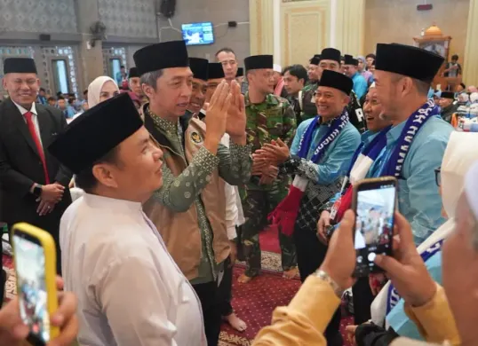 Ketua DPRD Kota Bogor, Dr. Adityawarman Adil (kiri) bersama Wali Kota Bogor, Dedie A. Rachim (tengah) turut hadir melepas rombongan haji Bogor ke tanah suci. (Sumber: Istimewa)